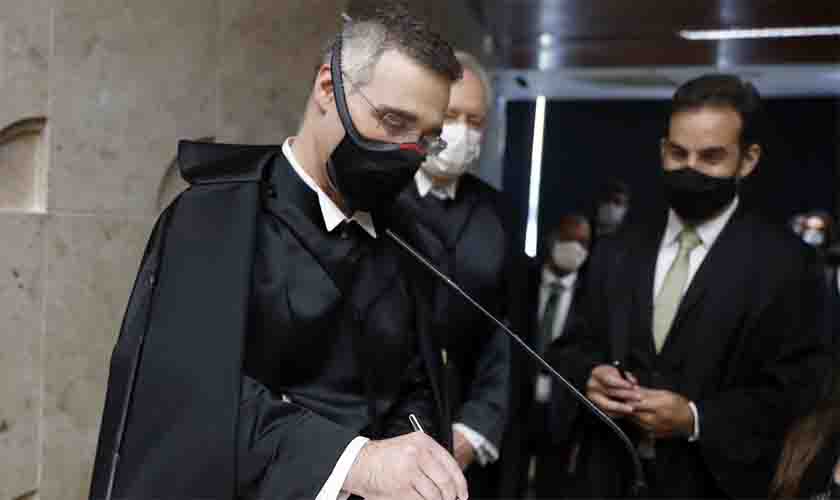 Ex-advogado-geral da União assume cadeira de ministro no STF