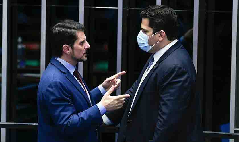 Alterações no ensino naval e restrição a tatuagens na Marinha vão a sanção