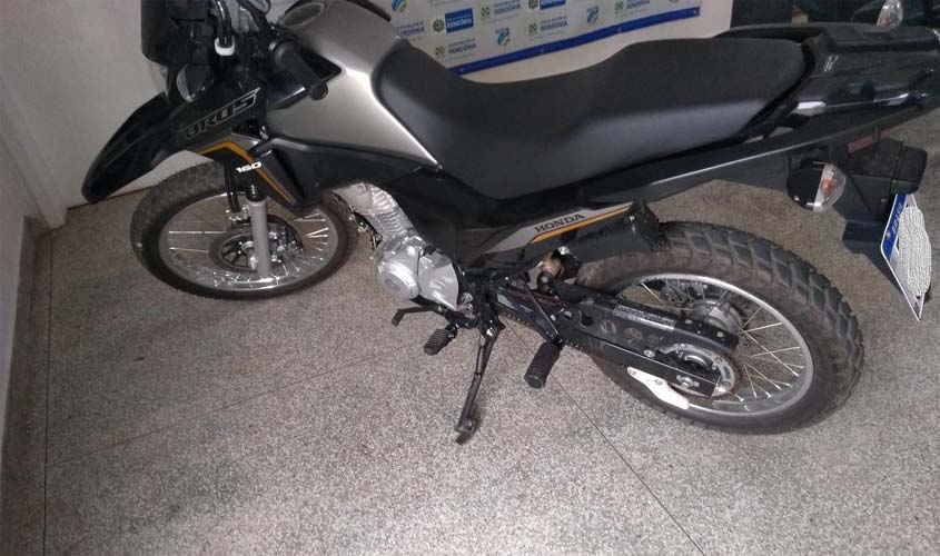 Trio é preso suspeito de furtar motocicleta em praça pública
