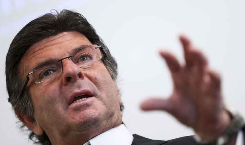 STF manda suspender investigação contra Queiroz a pedido de Flávio Bolsonaro