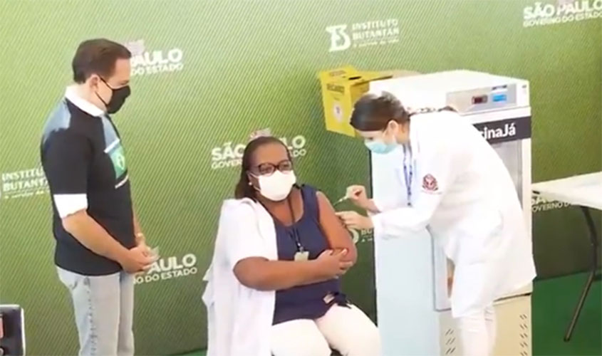 Enfermeira de São Paulo é a primeira pessoa vacinada contra Covid-19 no Brasil