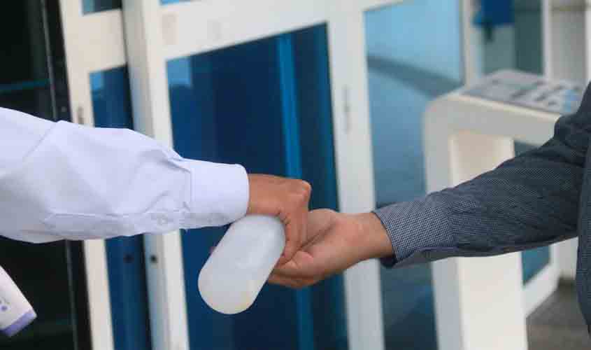 Higienização das mãos, uso de máscara e isolamento social devem ser mantidos, orienta Agevisa