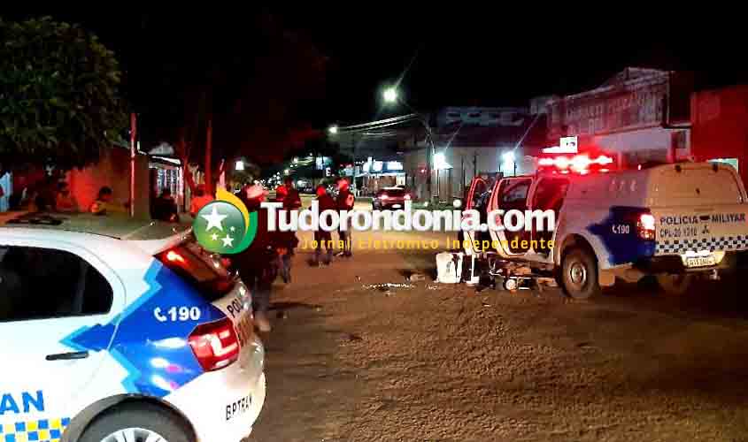 Motoboy avança preferencial, bate em viatura da PM e fica ferido
