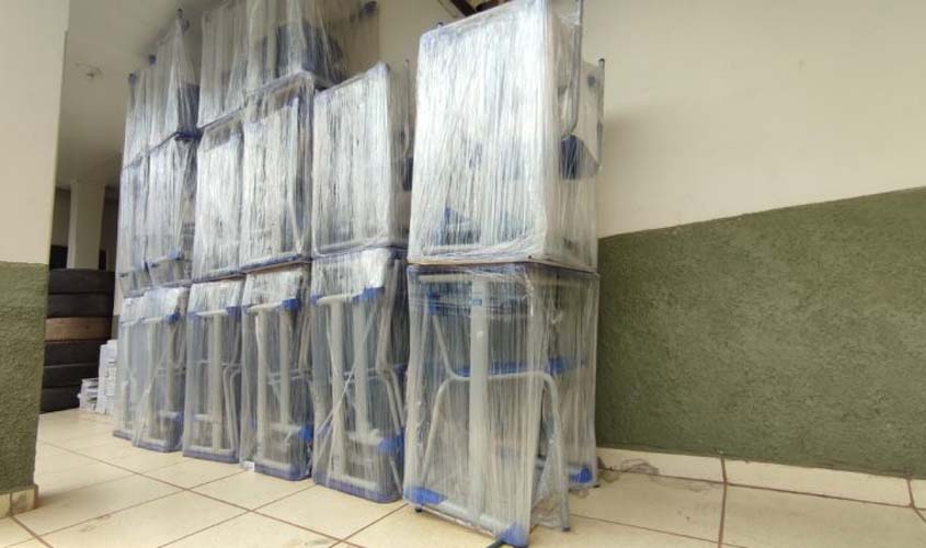 Escolas estaduais recebem reforço com novas carteiras escolares