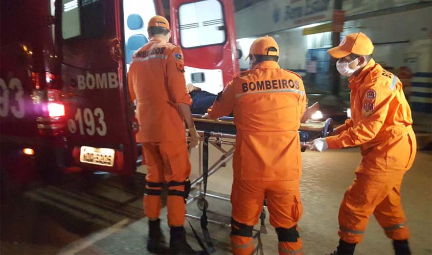 Homem é preso após esfaquear outro durante briga em bar