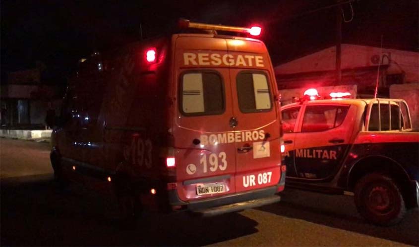 Durante desentendimento em bar homem leva facadas nas costas