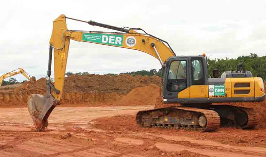 DER executa serviços de aterramento no entorno da pista do Aeroporto José Coleto