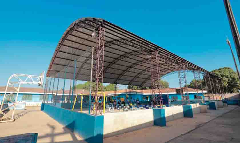 Tabelas de basquete são instaladas nas quadras esportivas de Porto Velho