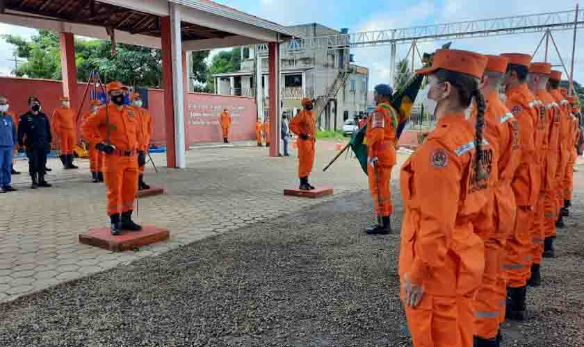 Formatura marca passagem de comando no 4º Grupamento do Corpo de Bombeiros Militar