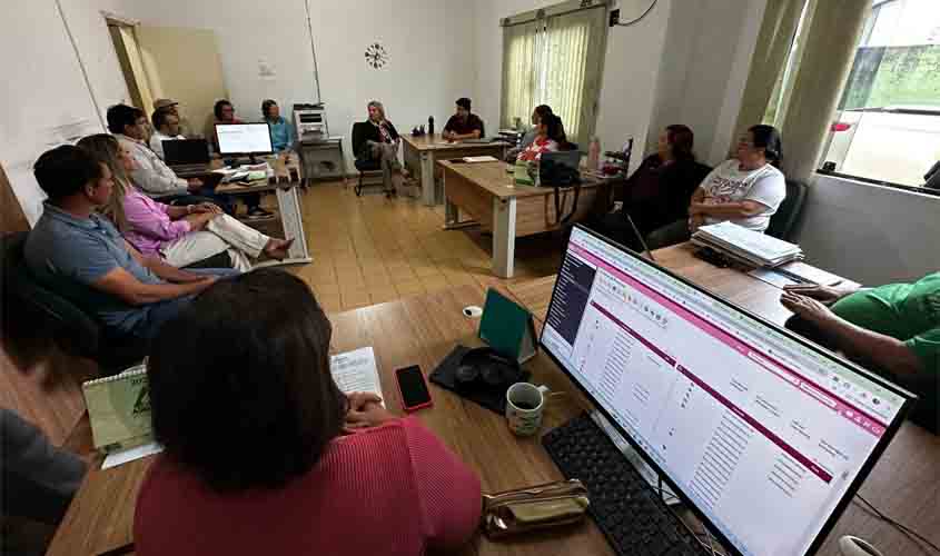 Ieda Chaves conversa com servidores da Emater em Cacoal, que buscam reajuste salarial