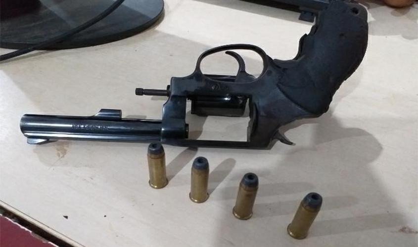 Jovem é preso com revólver e acusado de tentar roubar residência