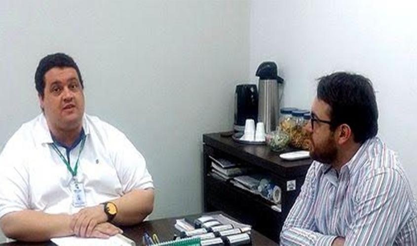 A pedido de Márcio Oliveira campo do 22 de dezembro recebe postes, refletores e lâmpadas novas