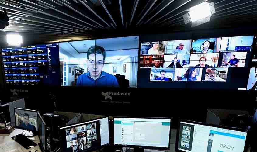 Pandemia: senadores fazem um minuto de silêncio para lamentar recorde de vítimas  