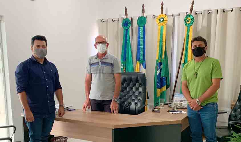 Deputado Marcelo Cruz discute benefícios com prefeito de Alto Paraíso