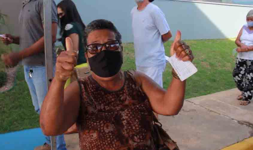 Idosos com 78 e 79 já podem ser vacinados; drive-thru agiliza aplicação