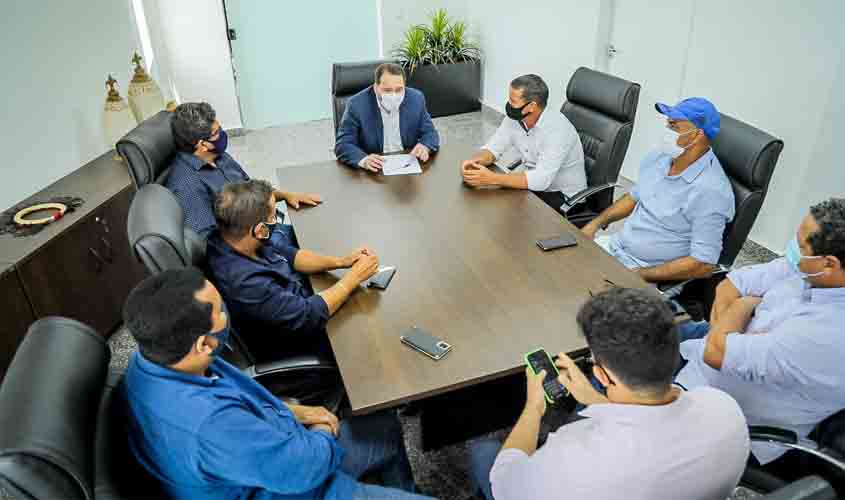 Presidente Alex Redano recebe lideranças e assegura destinar emendas para Theobroma