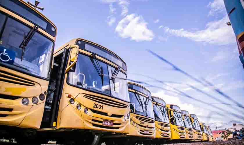 Detran e AMT vistoriam ônibus do transporte escolar