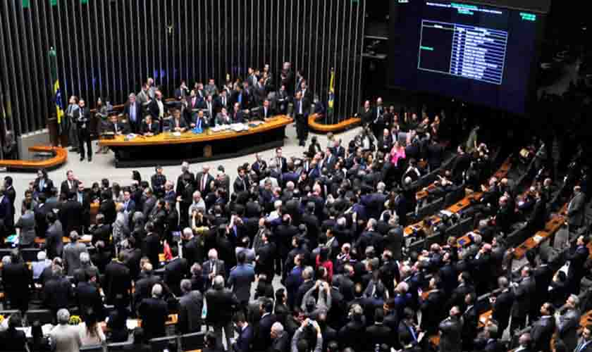 Batendo na porta do desespero: partidos grandes começam a engolir os pequenos para a composição de nominatas viáveis