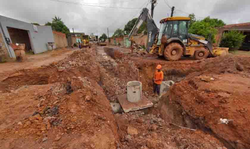 Serviços de drenagem seguem em andamento nas ruas do bairro Lagoa