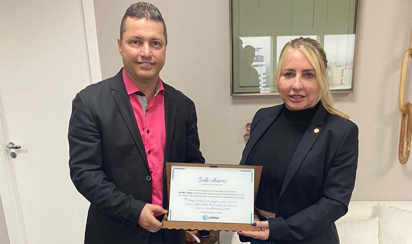 Ieda Chaves recebe placa de reconhecimento pelos votos recebidos nas Eleições 2022