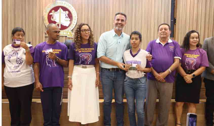 Prefeito Léo Moraes participa do lançamento da Carteira da Pessoa com Epilepsia em evento no MPRO