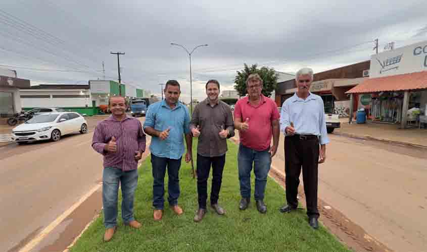 Presidente Alex Redano vistoria execução de emenda de R$ 960 mil para iluminação pública em Vale do Anari