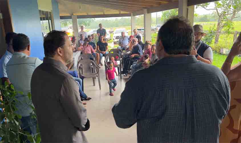 Presidente Alex Redano entrega implementos agrícolas em Theobroma