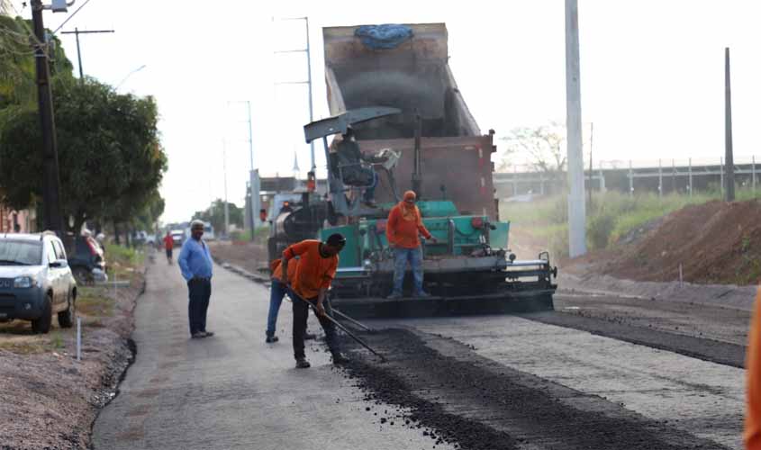 Prefeito vistoria obras da avenida Raimundo Cantuária