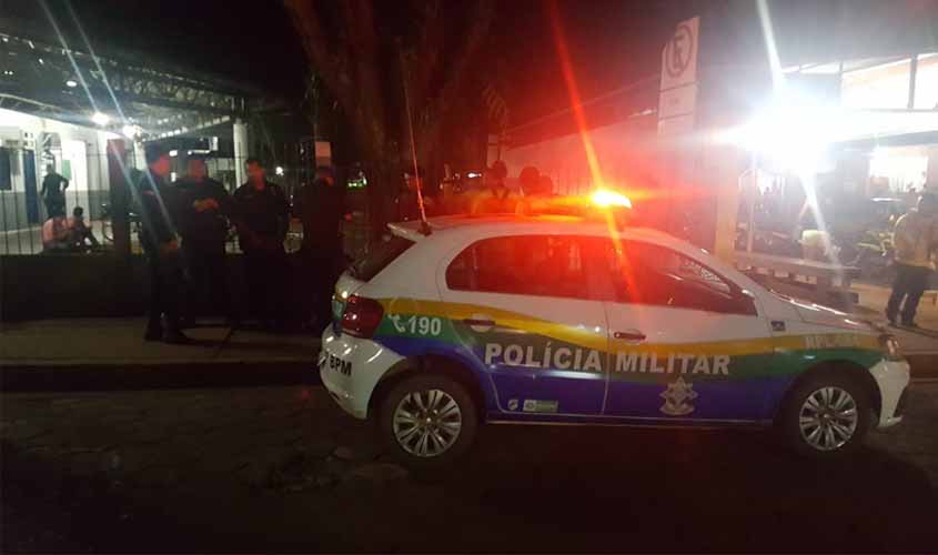 Mulher é presa após atacar homem que lhe negou a pagar lanche na rodoviária