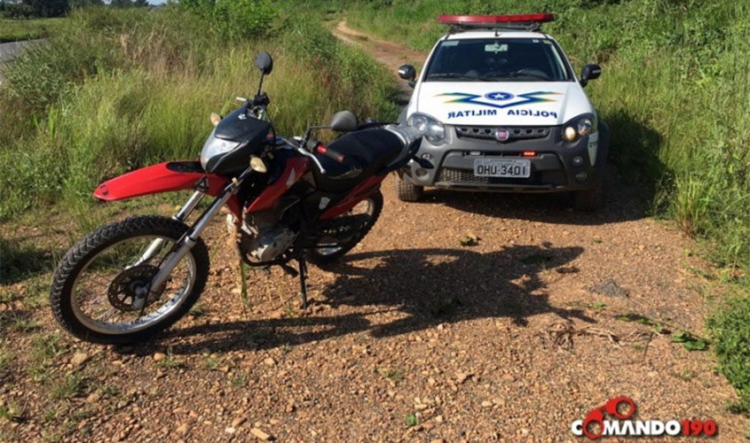 Após denúncia anônima polícia militar recupera motocicleta