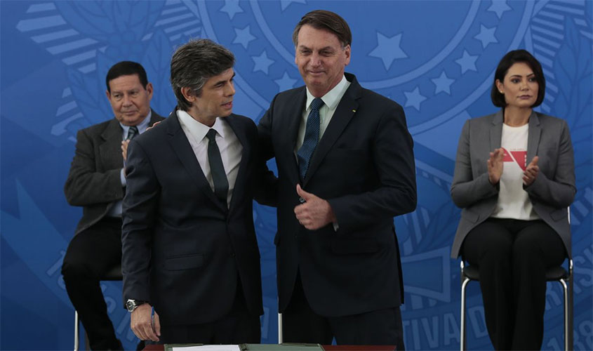 Bolsonaro dá posse ao novo ministro da Saúde