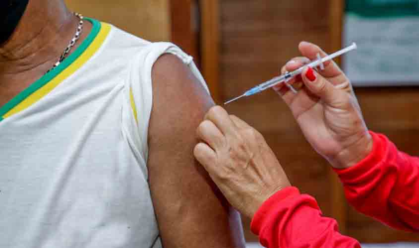 Extrativistas da Resex do Rio Cautário com mais de 60 anos recebem a primeira dose da vacina contra a covid-19