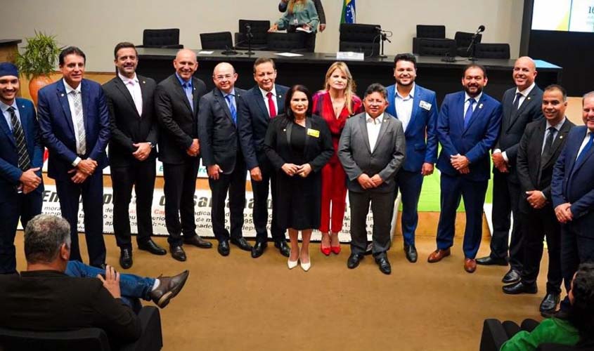 Presidente do Parlamento Amazônico debate mudança na legislação para emancipação de distritos