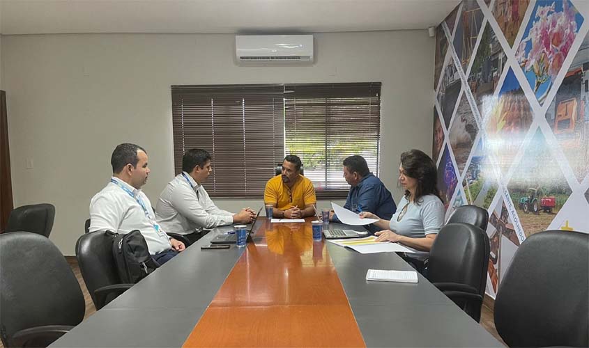 Prefeito recebe dirigentes da Caixa para ajustes de obras conveniadas