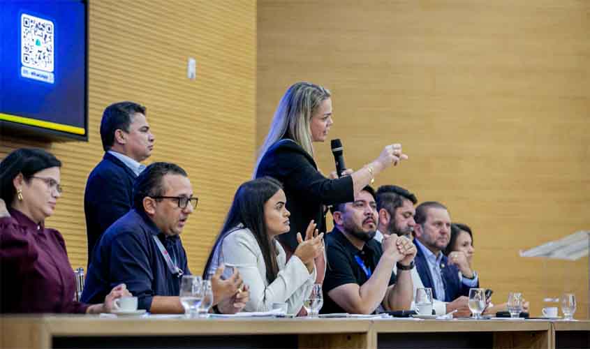 Deputada Cláudia de Jesus e servidores da saúde conseguem suspensão da terceirização dos hospitais