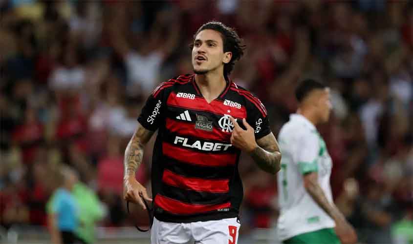 Flamengo goleia no Maracanã para liderar o Campeonato Brasileiro