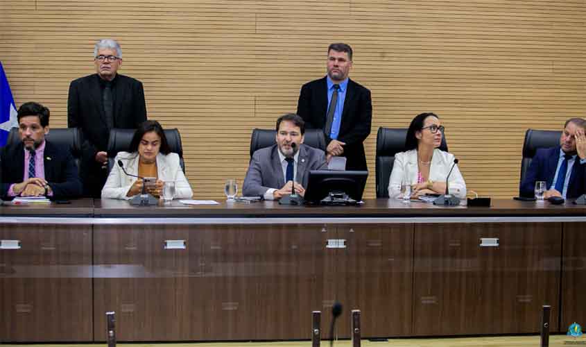 Sob presidência do deputado Alex Redano, parlamentares aprovam relatório da CPI