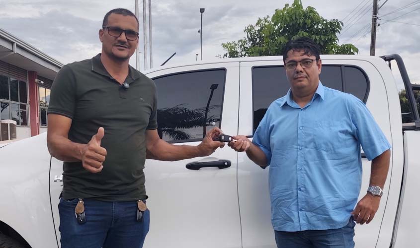 Prefeitura de Nova Brasilândia recebe caminhonete via emenda parlamentar