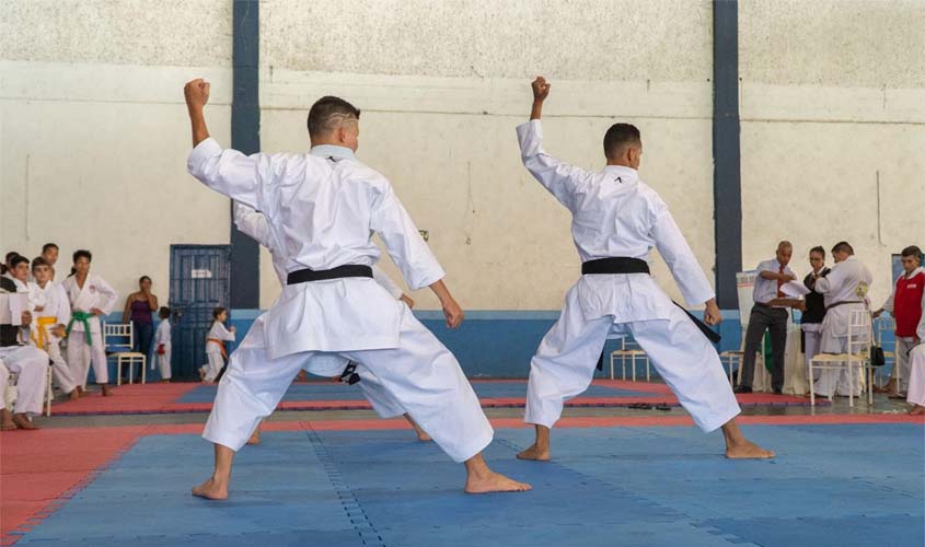 Mais de 600 atletas disputam IV Copa CrediSIS de Karatê