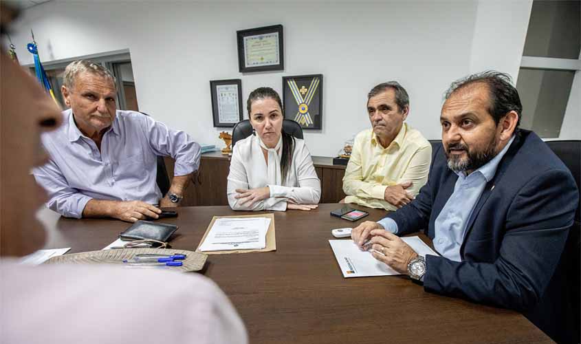 Presidente da Assembleia recebe lideranças de Chupinguaia
