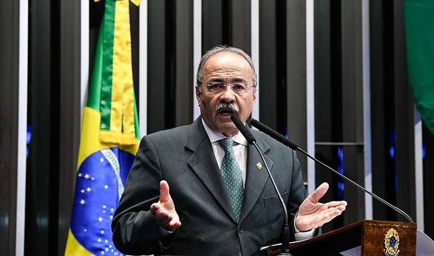 Chico Rodrigues destaca lei que afasta de casa imediatamente o agressor de mulher