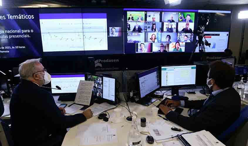 Após pressão de senadores, Saúde promete vacina para professores em junho  