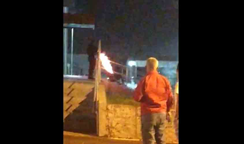 Homem surta, ameaça pessoas com uma faca e acaba sendo contido pela PM com 7 tiros de bala de borracha