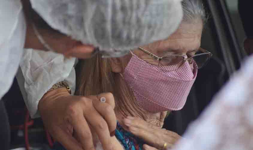 Idosos que receberiam a segunda dose no início deste mês, podem se vacinar nesta terça-feira, saiba os locais