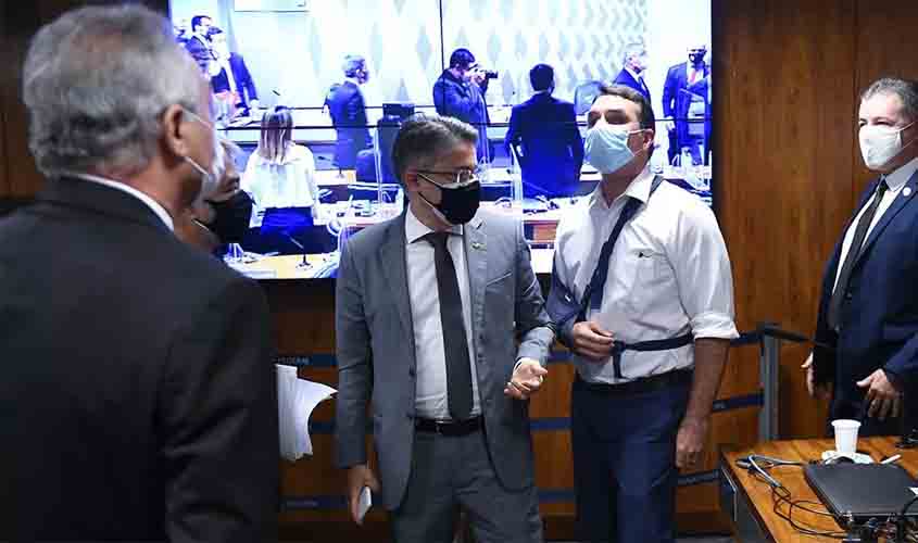 Miliciano considera vagabundo quem o enfrenta, diz Renan sobre discussão com Flávio Bolsonaro