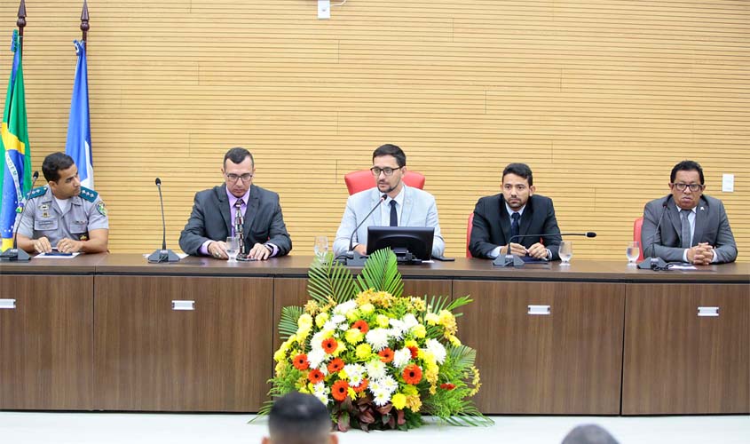 Deputado Anderson Pereira entrega Voto de Louvor para delegados e policiais militares 