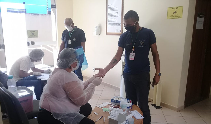 Testes rápidos de Covid-19 são feitos em servidores 