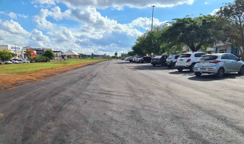 Parceria entre Estado e Município garante pavimentação asfáltica em estacionamento, no centro de Rolim de Moura