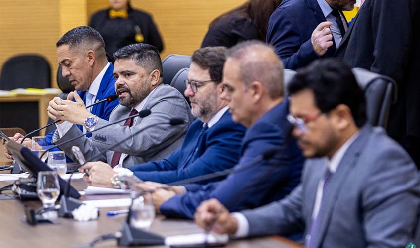 Aprovada PEC sobre acúmulo de cargos para militares
