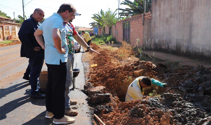 Prefeito vistoria mais ruas que estão sendo asfaltadas